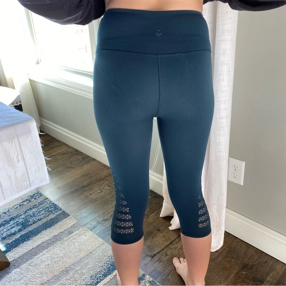 Lululemon green Capri leggings with cutouts size 4